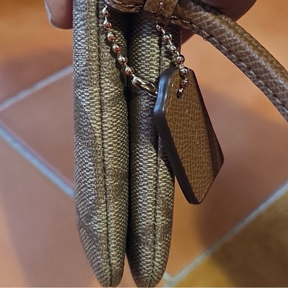 COACH DOUBLE ZIPPER WRISTLET LIKE NEW CONDITION